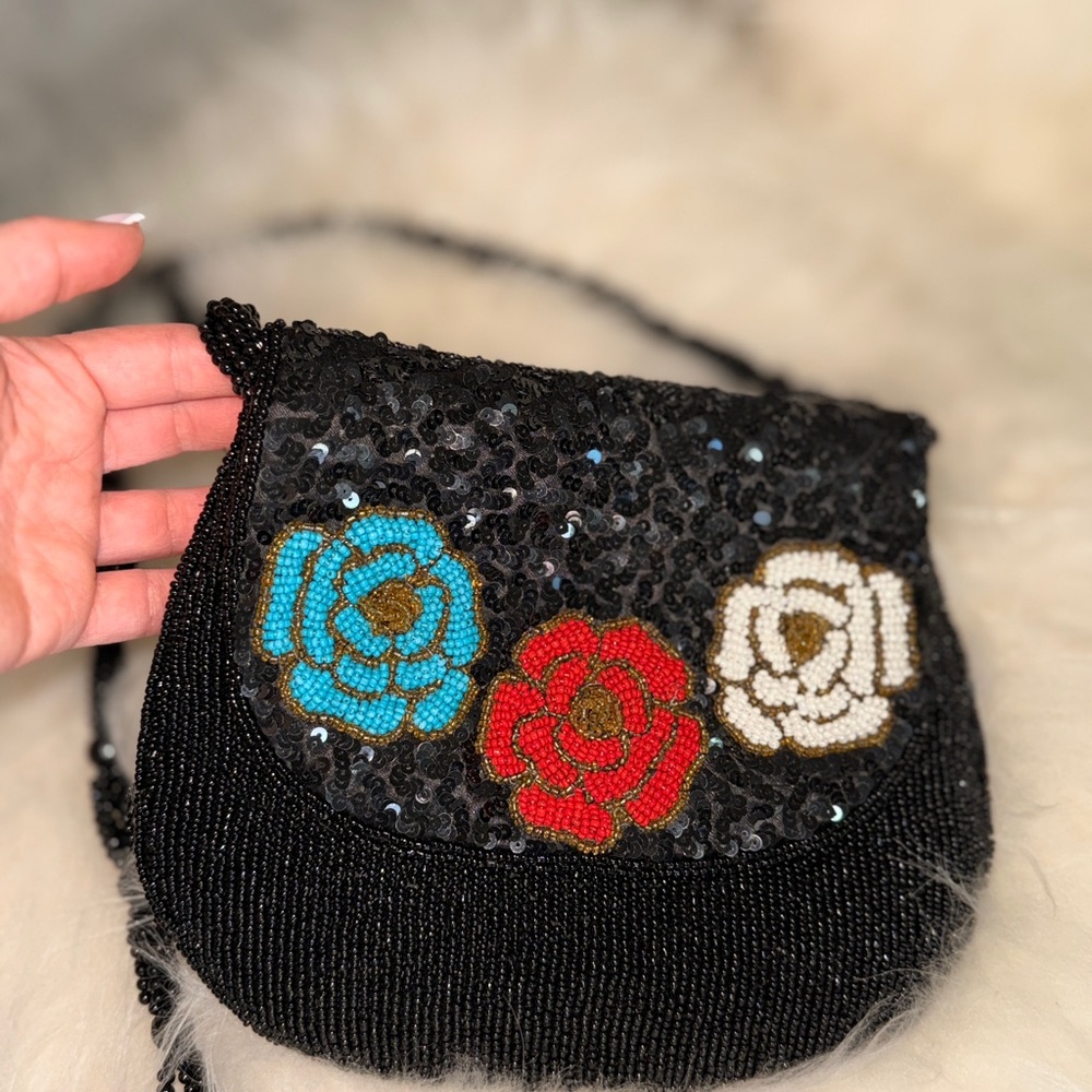 Chic Black Beaded Crossbody Bag with Floral Design - Picture 4 of 5